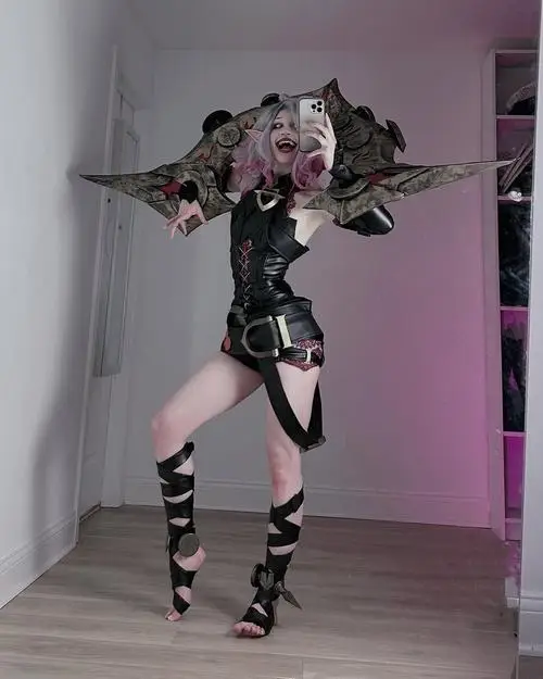 11 Ảnh cosplay nữ tướng LMHT của Sivir nổi bật với vũ khí ngoại cỡ giáp trụ ôm dáng và thần thái sắc lạnh