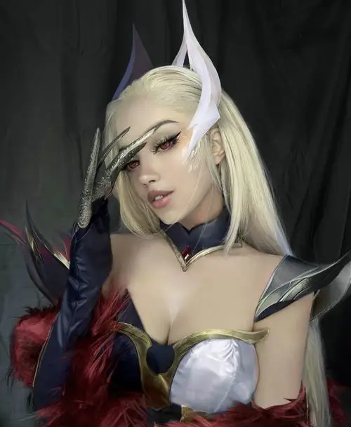 12 Cận cảnh tạo hình Ashe tóc sáng cùng phụ kiện sừng cao giúp bộ ảnh có nhận diện nhân vật rất rõ