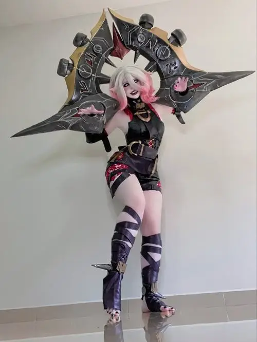 13 Cô nàng hóa thân nữ tướng phong cách quái thú với vũ khí lớn và dáng đứng mạnh mẽ đậm chất fantasy