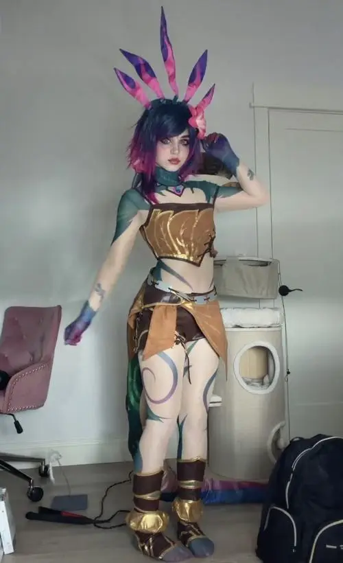 16 Nữ cosplayer nhập vai Azir phong cách sa mạc với mũ lông cao và trang phục tạo hình đầy đầu tư