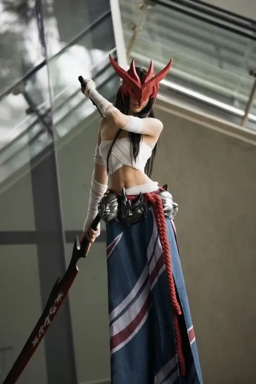 18 Ảnh gái đẹp hóa thân nữ tướng cầm giáo dài với trang phục bay nhẹ và thần thái cuốn hút rất riêng