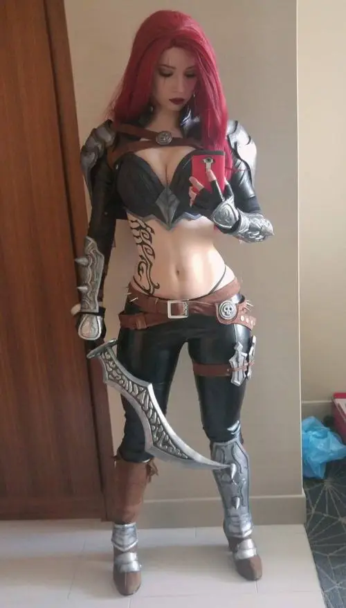 19 Miss Fortune xuất hiện nóng bỏng với mái tóc đỏ rực và tạo dáng tự tin làm khung hình thêm sống động