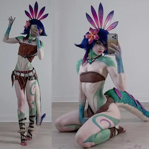 21 Hai cosplayer hóa thân nữ tướng phong cách bộ tộc với phụ kiện đầu nổi khối và bối cảnh chụp đầy màu sắc