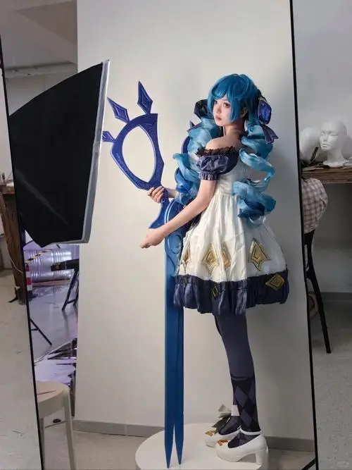 25 Jinx bản học đường được tái hiện sinh động với tóc xanh dài đạo cụ súng và dáng đứng rất tự nhiên