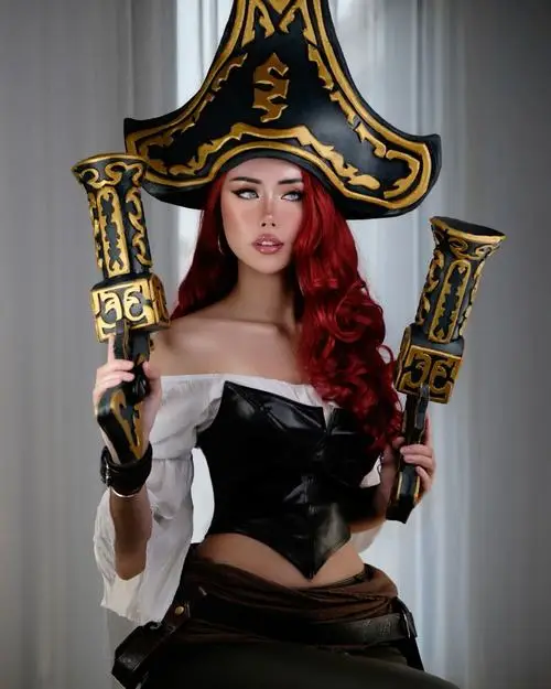 26 Miss Fortune gây chú ý với mái tóc đỏ cùng mũ cướp biển lớn tạo nên vẻ đẹp quyến rũ đậm chất chiến binh