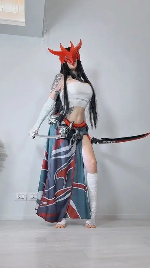 27 Ảnh cosplay nữ tướng LMHT của Ahri với tai cáo đỏ và kiếm dài mang cảm giác vừa mềm vừa sắc