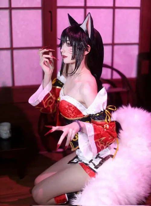 29 Nàng Ahri ngồi giữa ánh đèn hồng khoe tai cáo đuôi bông và thần thái ngọt ngào đầy cuốn hút