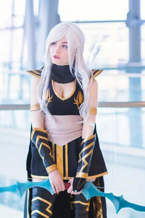 30 Tạo hình Riven tóc trắng trong ảnh cosplay Liên Minh Huyền Thoại nổi bật bởi trang phục sáng và khí chất mạnh mẽ