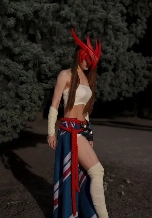 32 Ảnh gái xinh cosplay Ahri ngoài trời mang tông tối quyến rũ với tai cáo đỏ và dáng pose đầy tâm trạng