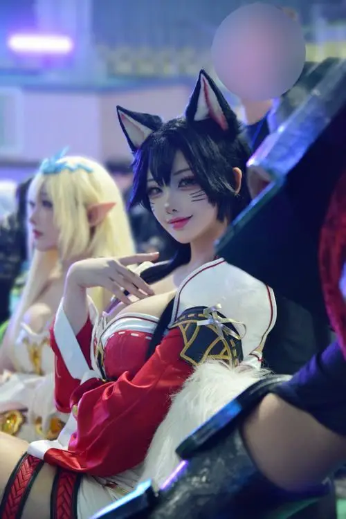 33 Bộ ảnh cosplay nữ tướng LMHT trên sân khấu lấy cảm hứng Ahri với tai cáo đen và thần thái nổi bật