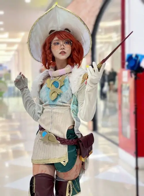 35 Jinx xuất hiện cùng hiệu ứng đỏ đen mạnh thị giác tạo nên bộ ảnh gái xinh nhập vai nữ tướng rất cuốn