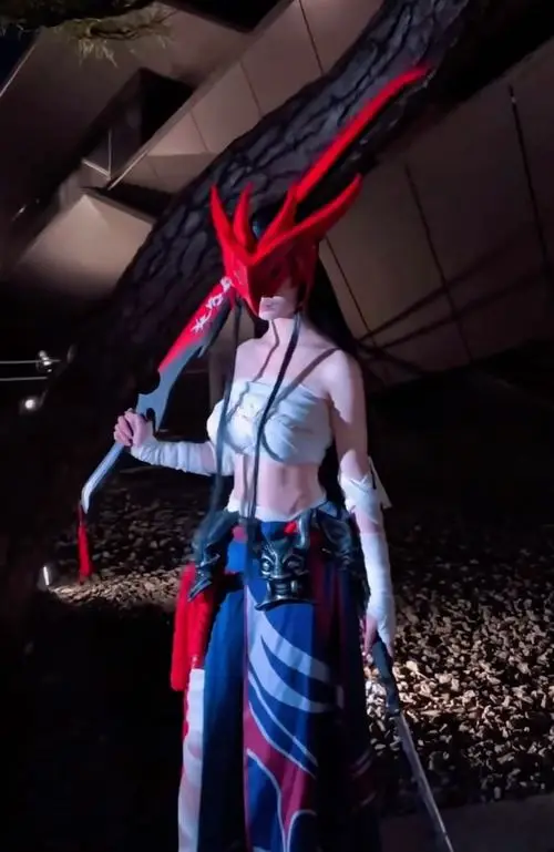 36 Khoảnh khắc đời thường của cô nàng cosplay Jinx với tóc xanh dài phong cách nổi loạn và vẻ đẹp xinh tự nhiên