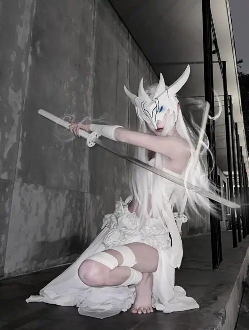 40 Tạo hình nữ tướng tóc bạc trong khung đen trắng mang vẻ đẹp lạnh buốt và thần thái cuốn hút rất riêng