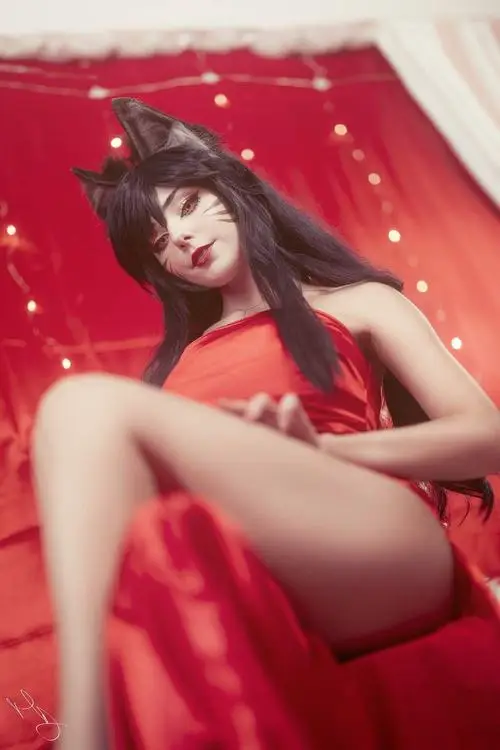 5 Bộ ảnh cosplay nữ tướng LMHT lấy cảm hứng Ahri với váy đỏ mềm mại và khí chất xinh nổi bật