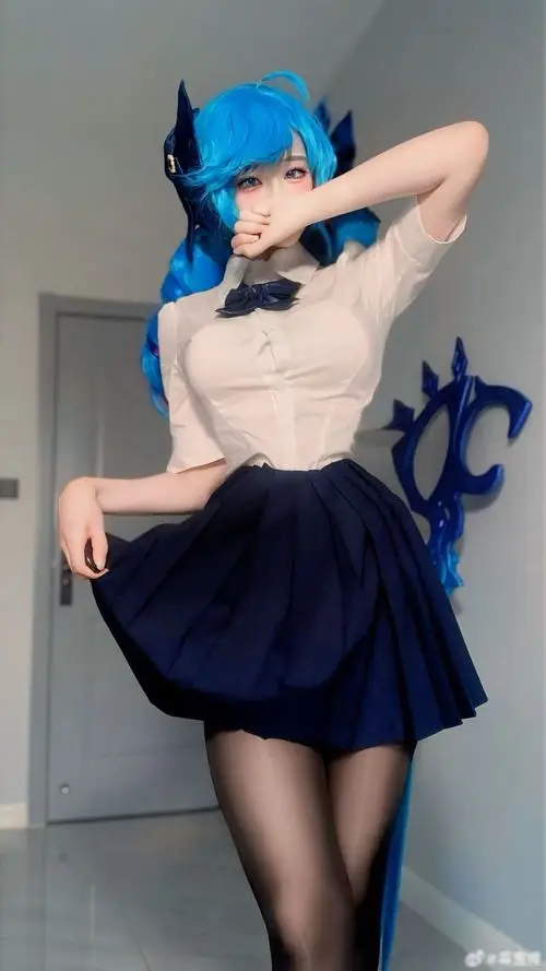 6 Cô gái xinh hóa thân Jinx trong phong cách học đường trẻ trung tóc xanh rực và dáng pose đầy cá tính