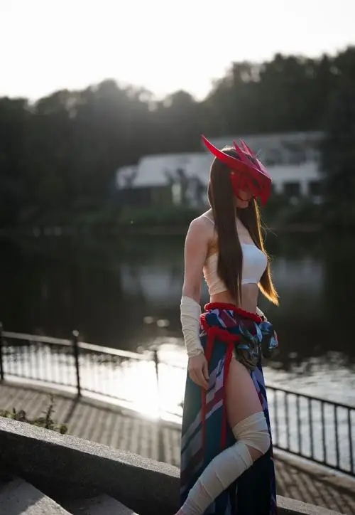 7 Khoảnh khắc ngoài trời của ảnh cosplay Liên Minh Huyền Thoại với Ahri lưng quay nhẹ và bối cảnh có chiều sâu