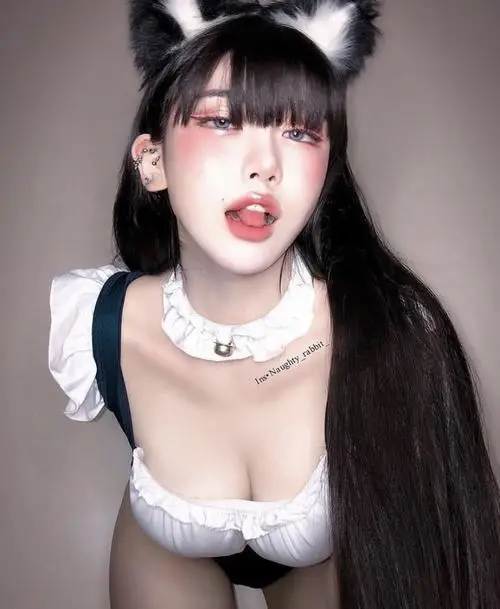 10 Gái xinh mặc váy hầu gái tôn vòng một nổi bật với gương mặt búp bê và ánh mắt tinh nghịch mê người