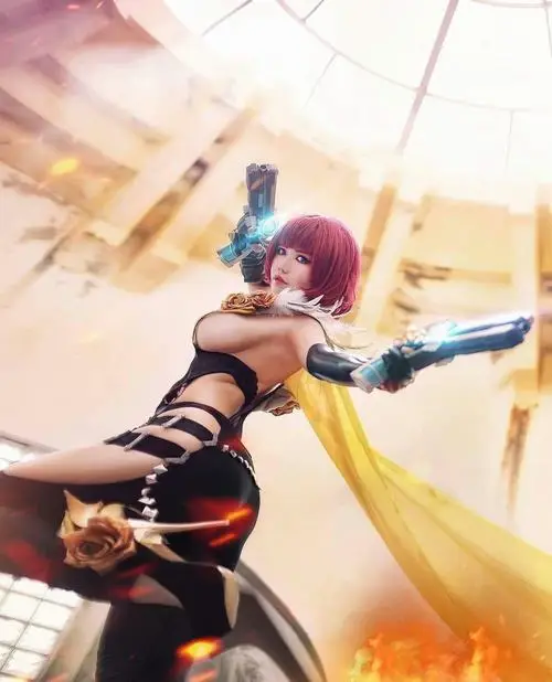 11 Nữ chiến binh tóc tím tạo dáng giữa nền sáng mạnh mang vẻ nóng bỏng và thần thái quyết liệt rất bắt mắt