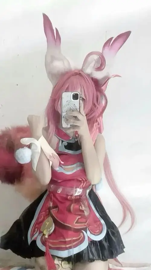 18 Cô nàng tóc hồng tai thỏ diện váy đỏ ngắn nổi bật với vẻ xinh xắn ngọt ngào và chút tinh nghịch đáng yêu