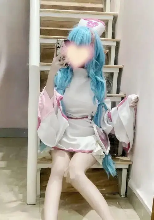 19 Ảnh nữ cos Liên Quân ghi lại cô gái tóc xanh ngọc trong trang phục hầu gái mang vẻ mềm mại và cuốn mắt