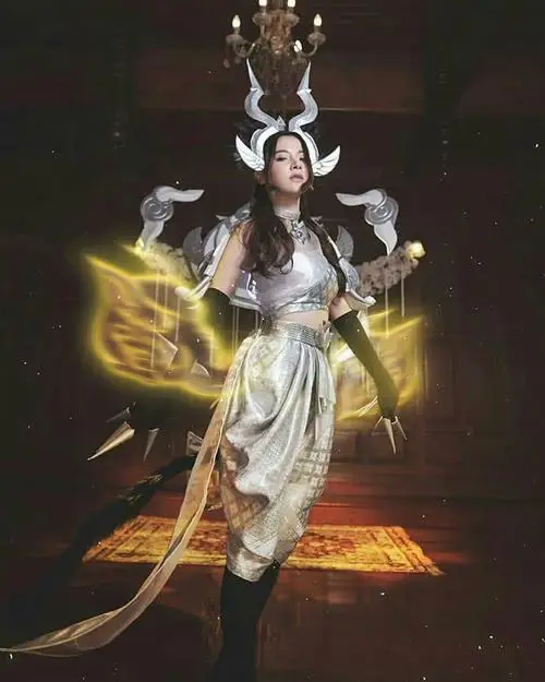 20 Nữ cosplayer đội sừng cao mặc đồ trắng vàng cầu kỳ gợi nét Điêu Thuyền với thần thái sang và huyền ảo