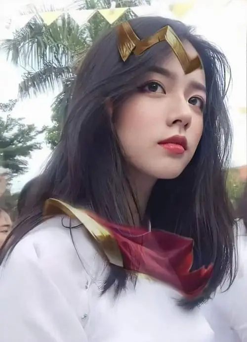 23 Gái xinh đội mũ tối màu và khăn đỏ khoe gương mặt thanh tú với nét nữ tính dịu nhưng vẫn sắc sảo