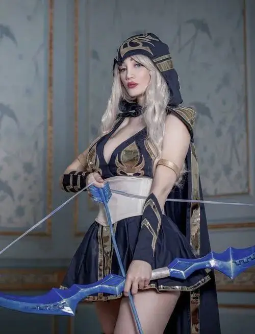 27 Cô gái mặc váy chiến binh xanh đen cầm đạo cụ dài tạo hình mạnh mẽ mà vẫn giữ nét gợi cảm tinh tế