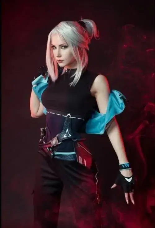 2 Ảnh nữ cos Liên Quân tông đen đỏ nổi bật khoe thần thái sắc sảo cùng mái tóc bạch kim rất cuốn