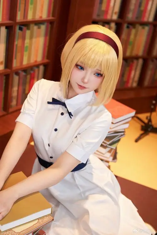 29 Gái xinh tóc vàng diện đồng phục trắng ngồi bên bàn tạo cảm giác dịu dàng trẻ trung và rất dễ gây thương nhớ