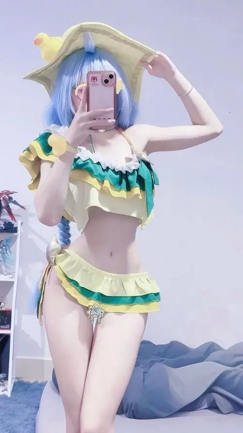 31 Nữ cosplayer da trắng tóc xanh nhạt diện bikini fantasy bên biển khoe dáng mềm mại với làn da sáng và nét trong veo