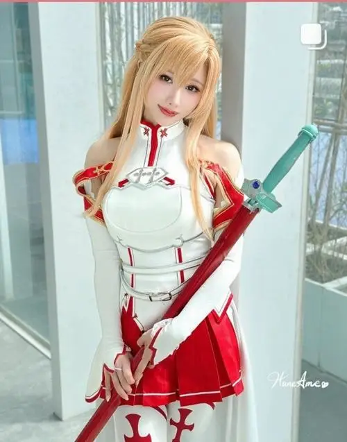 32 Cô gái tóc vàng mặc váy trắng đỏ cầm kiếm tạo hình mạnh mẽ nhưng vẫn giữ vẻ đẹp nữ tính đầy cuốn hút