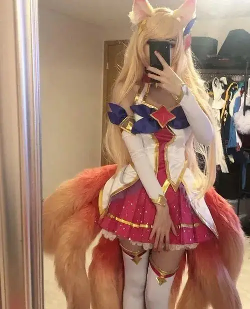 33 Hot girl hóa trang Liên Quân trong bộ váy đỏ nhiều lớp gợi cảm giác Liliana với tai cáo và thần thái mê hoặc