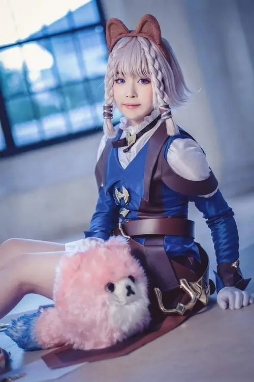 35 Gái đẹp diện đồ xanh tím ngồi cạnh thú bông hồng mang cảm giác dễ thương xen chút gợi cảm rất vừa mắt