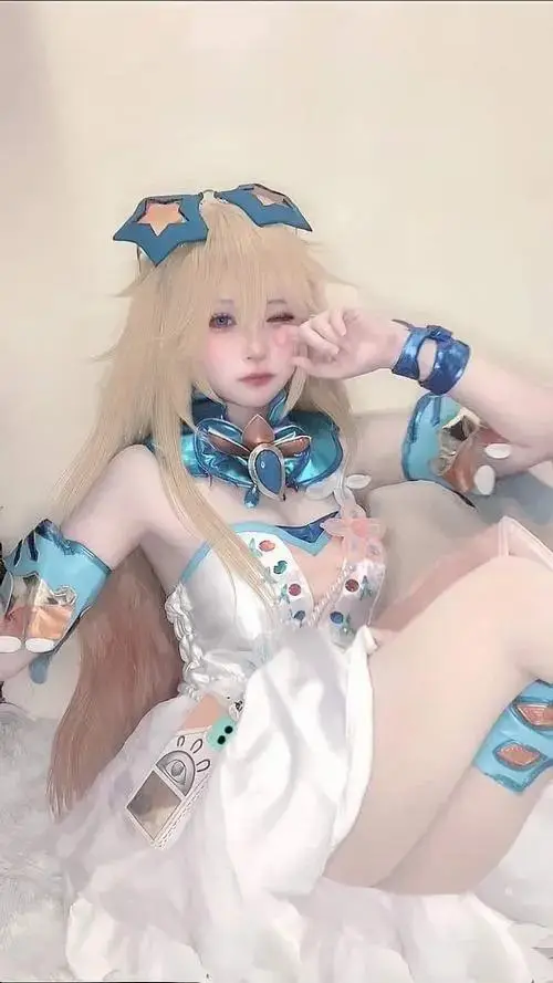 36 Nữ cosplayer váy trắng xanh khoe bờ vai nhỏ xinh cùng ánh mắt ngọt tạo tổng thể trong trẻo và quyến rũ