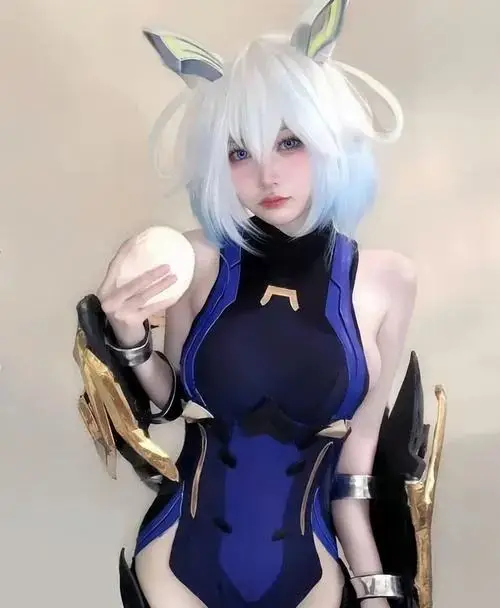 3 Cô nàng tóc trắng diện bodysuit xanh ôm dáng gợi cảm với phụ kiện ánh kim làm tổng thể thêm mê hoặc