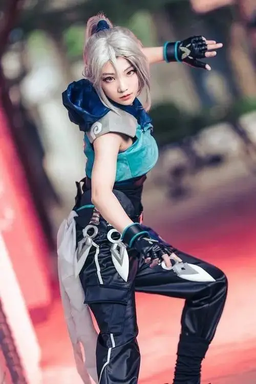 39 Ảnh nữ game thủ hóa trang Liên Quân với trang phục xanh đen ôm sát làm bật đường cong và khí chất sắc sảo