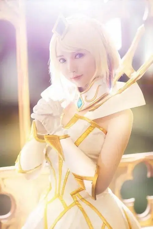 4 Nữ cosplayer khoác trang phục vàng trắng rực sáng mang vẻ kiêu sa như Lauriel bước ra từ khung hình mơ