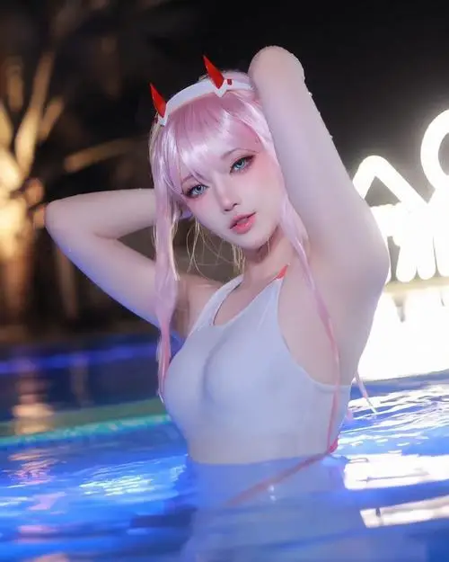 5 Gái đẹp tóc hồng da trắng ngực bự tạo dáng bên hồ bơi khoe bờ vai thon và nét quyến rũ rất hợp bộ ảnh hóa thân