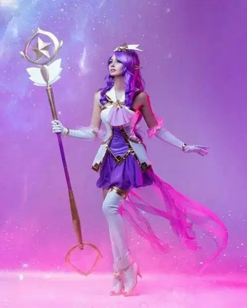 6 Cô gái diện váy tím cầm quyền trượng phát sáng gợi cảm giác huyền ảo với thần thái mềm mà vẫn cuốn hút