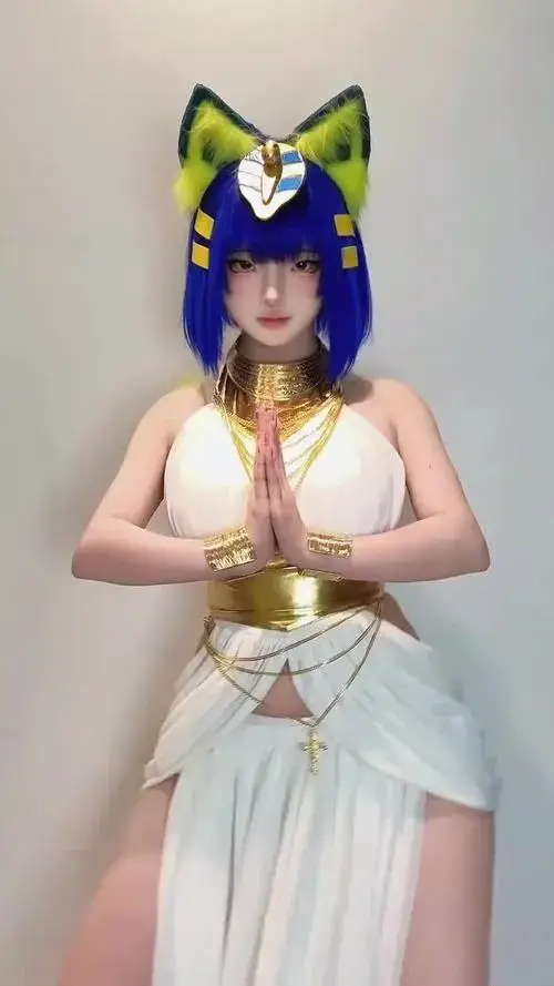 8 Ảnh gái đẹp vú to cosplay Liên Quân với mái tóc xanh đen và váy trắng vàng tạo nét nữ tính rất dịu mà cuốn