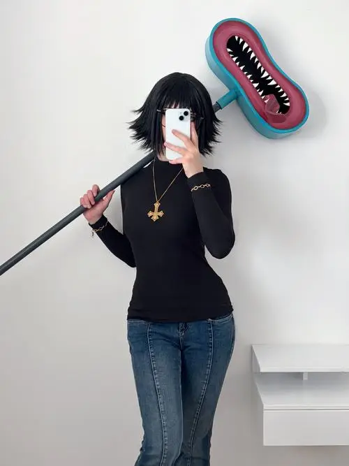 9 Ảnh cosplay anime nữ đẹp với tóc đen ngắn cầm đạo cụ dài và gương mặt lạnh làm bật chất cool rõ rệt