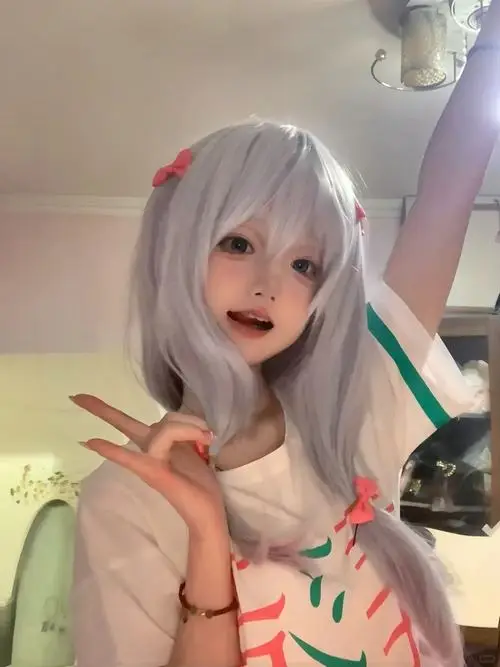 10 Gái đẹp nhập vai anime nữ tóc bạc hồng nhẹ với cử chỉ đáng yêu khiến tổng thể trông mềm mại và rất hút mắt