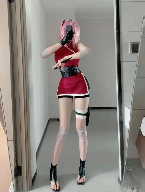 13 Ảnh nữ coser nhân vật anime với váy đỏ ôm dáng và thế đứng gọn giúp khung hình thêm nổi bật quyến rũ