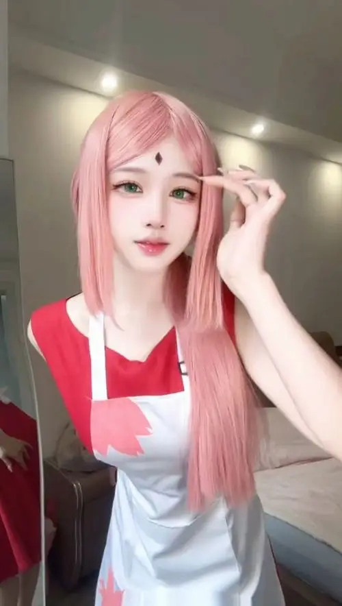 14 Gái đẹp nhập vai anime nữ tóc hồng mặc tạp dề đỏ mang nét gần gũi trẻ trung và rất hợp tinh thần waifu