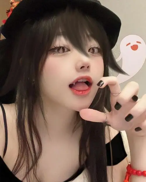 15 Bộ ảnh cosplay anime nữ đẹp ghi lại cô nàng đội mũ đen le lưỡi nhẹ tạo cảm giác tinh nghịch đầy lôi cuốn