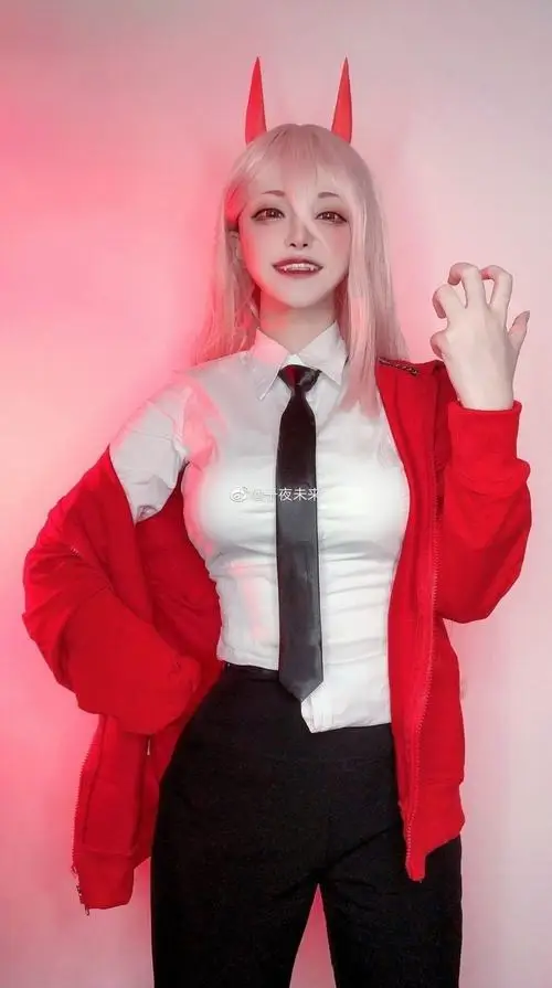 17 Ảnh gái đẹp cosplay waifu anime với áo đỏ cà vạt đen và sừng nhỏ tạo nét nổi loạn rất bắt mắt