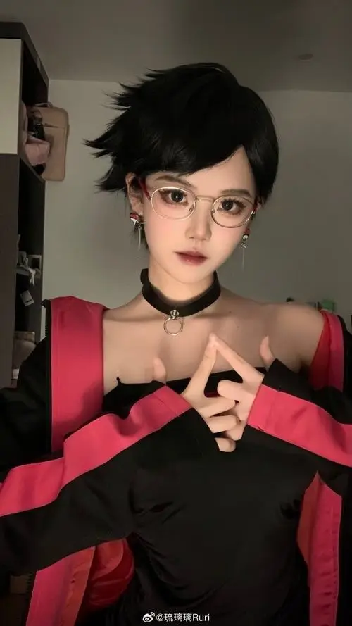 20 Ảnh nữ coser nhân vật anime tông đen đỏ với vòng cổ nhọn tạo khí chất mạnh và ánh nhìn sắc gọn
