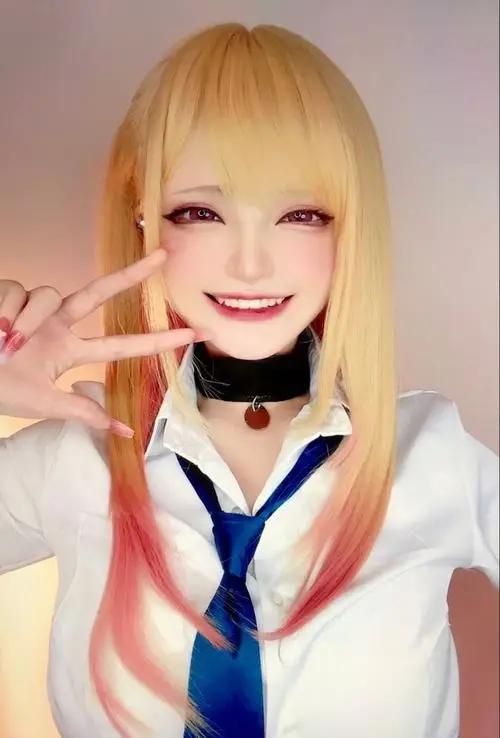 21 Gái xinh cosplay anime nữ tóc vàng cười tươi trong đồng phục thủy thủ mang vẻ sáng bừng và rất dễ gây thiện cảm