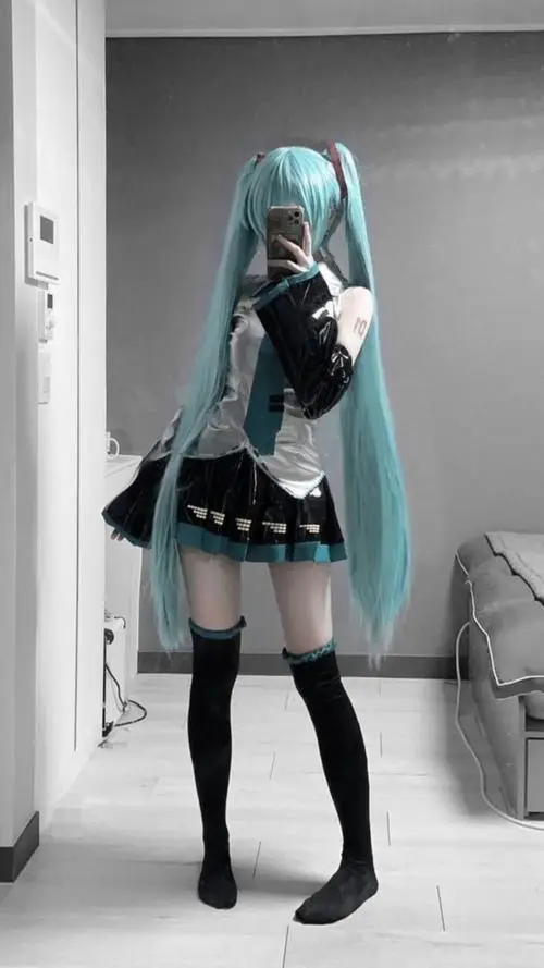 25 Ảnh nữ coser nhân vật anime tóc xanh ngọc với váy đen ngắn và tất cao làm bật vẻ tinh nghịch đáng yêu