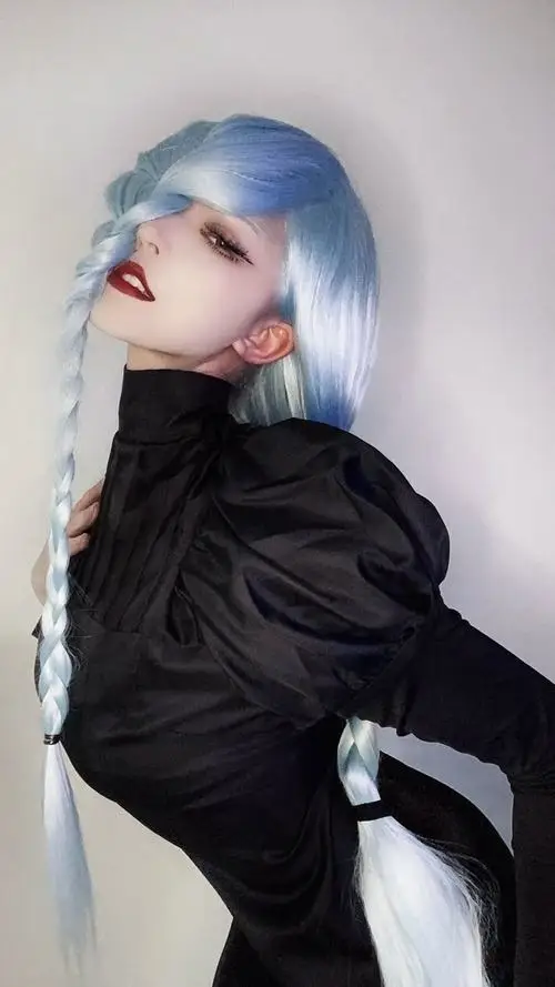 27 Bộ ảnh gái xinh hóa thân anime nữ tóc xanh bạc nghiêng đầu nhẹ tạo nét mơ màng pha chút lạnh lùng